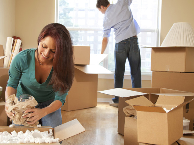 Thùng carton là một trong những vật dụng không thể thiếu khi đóng gói đồ đạc chuyển nhà