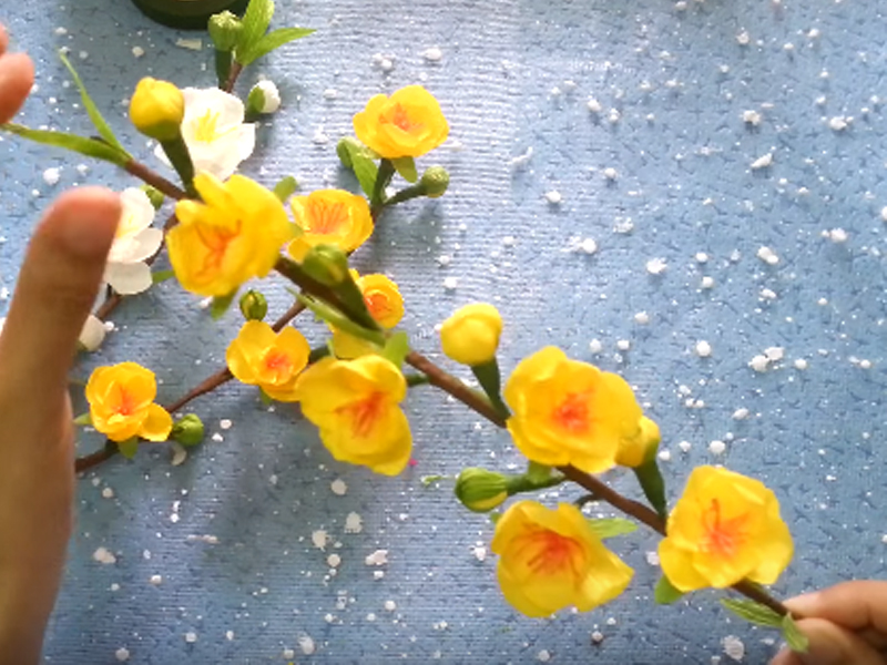 Làm hoa mai bằng giấy nhún trang trí cho ngày Tết