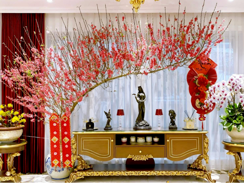 Việc trang trí lại ngôi nhà vào dịp cuối năm là một truyền thống quan trọng trong văn hóa gia đình Việt Nam