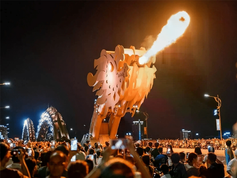 Cầu Rồng là nơi lý tưởng để các cặp đôi vừa nắm tay dạo bộ vừa tận hưởng không khí Trung thu