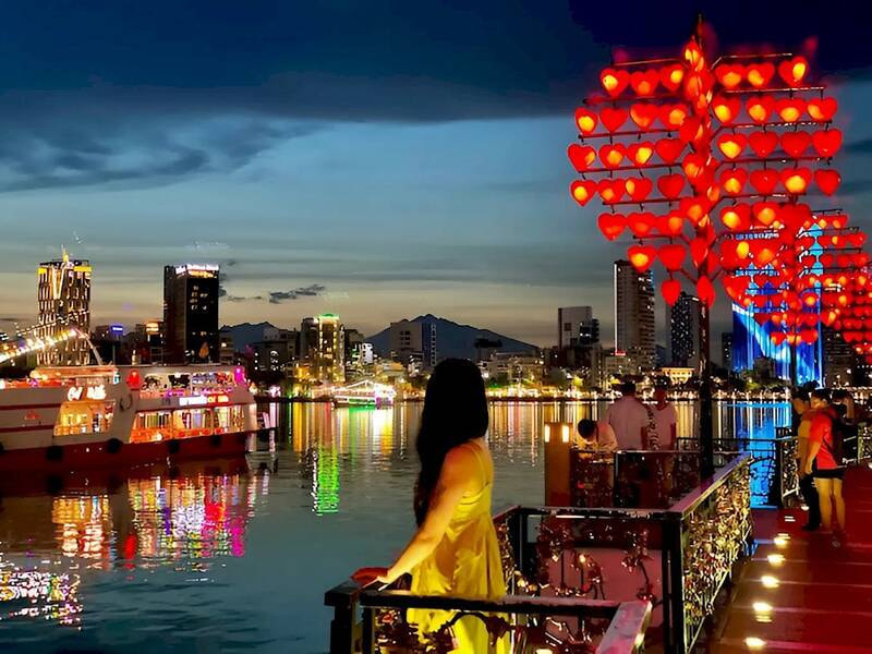 Hoạt động treo ổ khóa tình yêu là trải nghiệm mà các cặp cặp tình nhân không thể bỏ qua khi đến cầu tình yêu