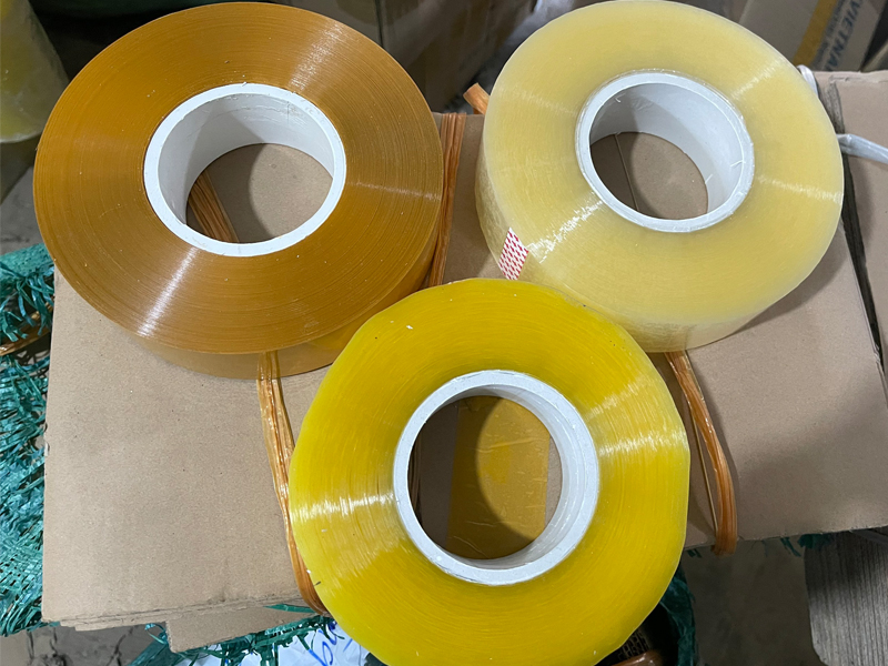 Băng keo là dòng sản phẩm có đặc tính kết dính tốt chuyên dùng để dán các đồ vật