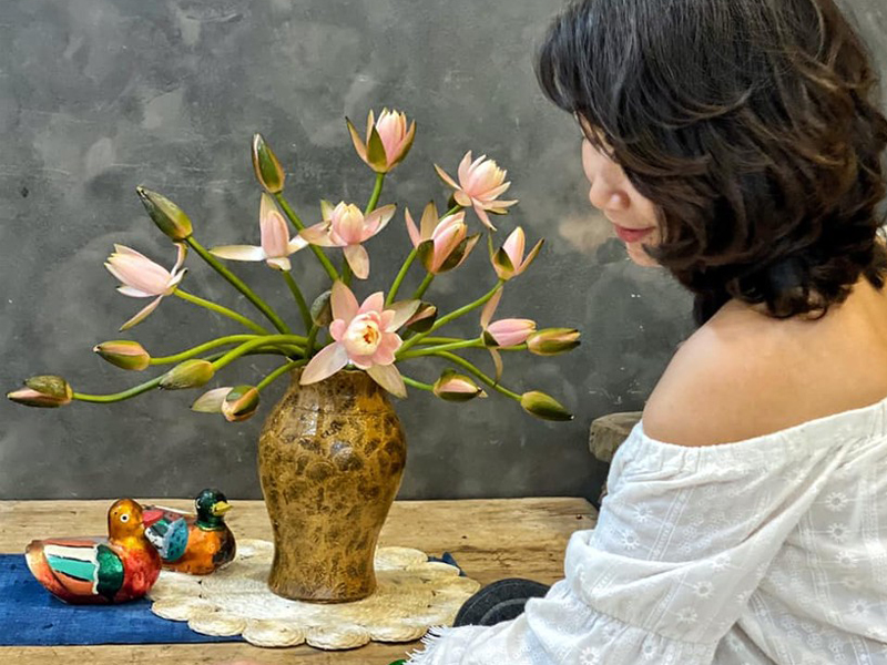 Không cắm bông hoa nở quay mặt vào góc khuất