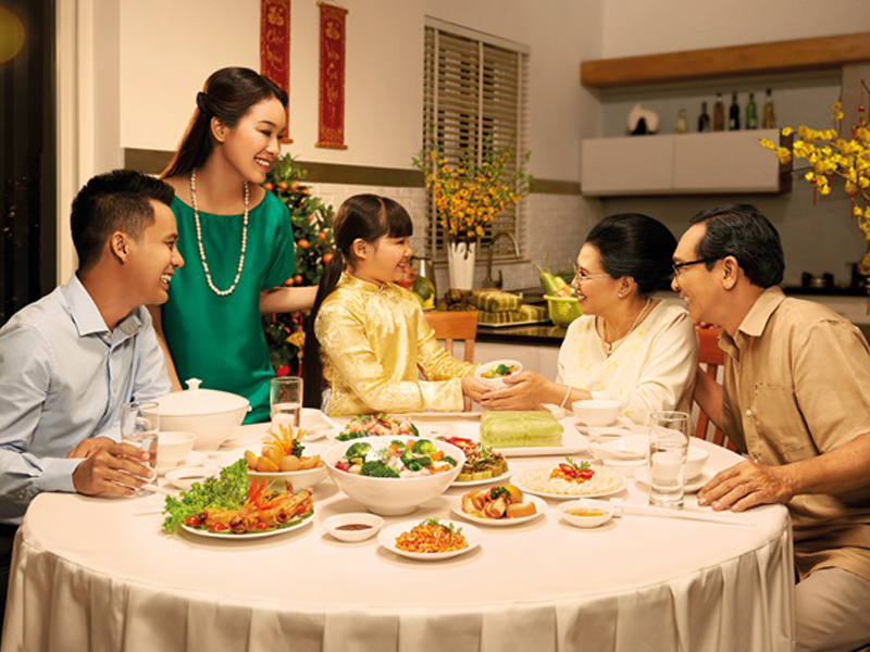 Một bữa cơm đoàn viên ấm cúng bên gia đình là món quà Trung Thu ý nghĩa