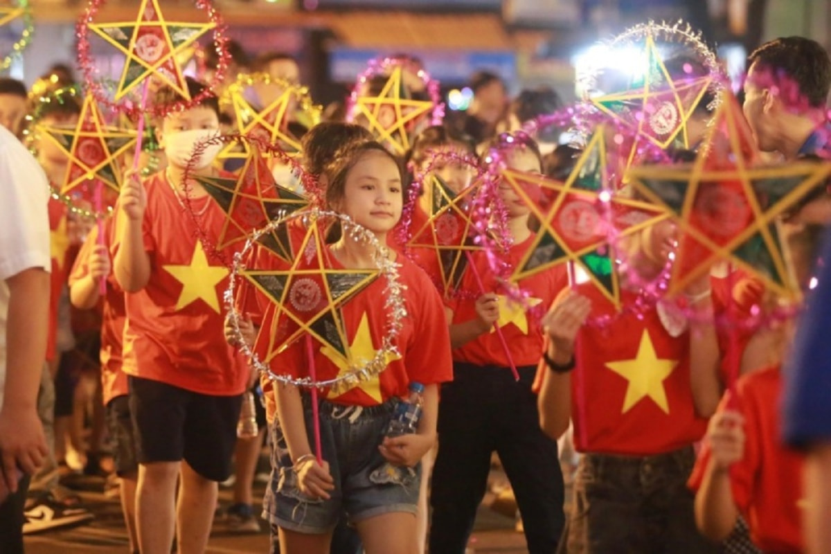 Rước đèn Trung thu: Hoạt động không thể thiếu trong Tết thiếu nhi Việt Nam