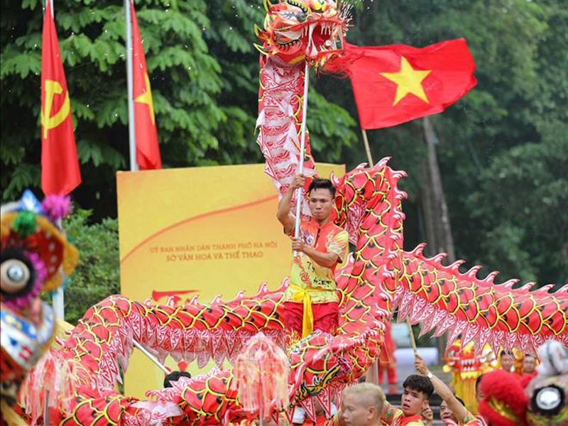 Vào dịp Trung thu, khu vực phố đi bộ hồ Hoàn Kiếm rộn ràng tiếng múa lân, tiếng cười đùa của hàng nghìn người dân