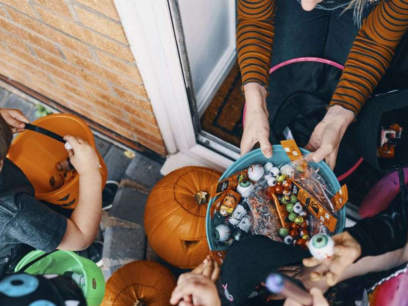 Cầm những chiếc đèn lồng bí ngô và đi từng nhà để xin kẹo
