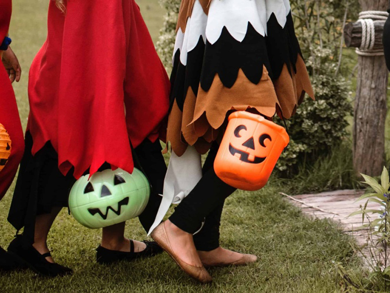 “Trick or treat” là một trong những hoạt động được mong chờ nhất trong đêm Halloween